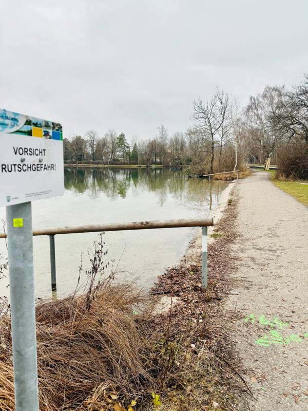 Alter Weg am See mit rutschigem Betonkeil