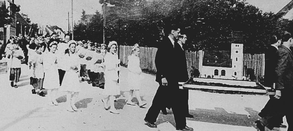Kirchenmodell Umzug zur Einweihung des Kolpingheims, 1951