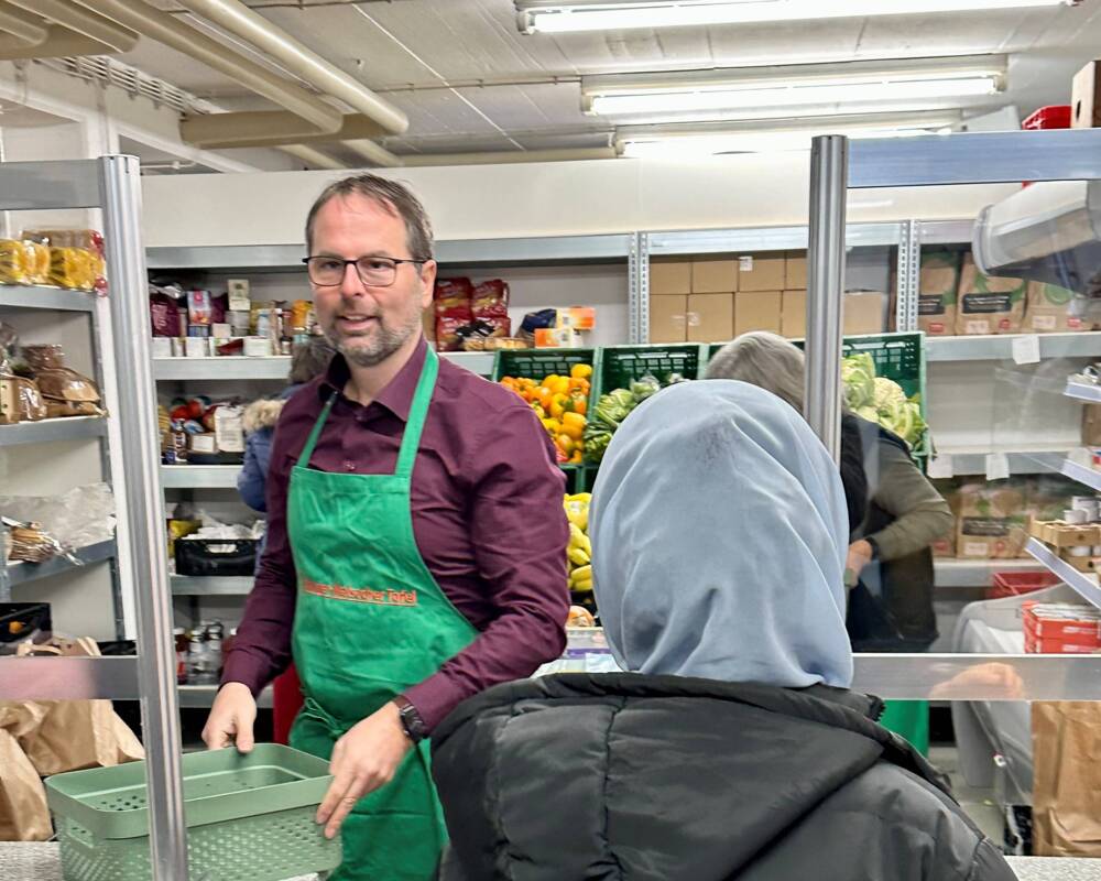 Bürgermeister hilft bei Tafel 2024 allein