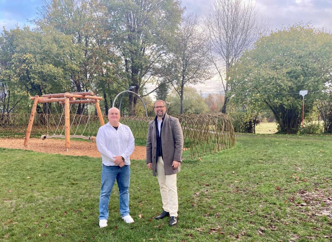  Bürgermeister Magg mit Rektor Hochrein auf dem neu gestalteten Pausenhof