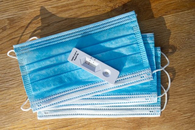 Gesichtsmasken und SARS-CoV-2 Rapid Antigen Test