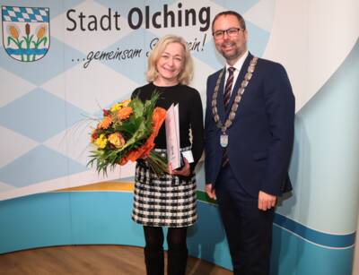 Karin Rosner-Knaut vom Förderverein des Gymnasiums mit Bürgermeister Magg