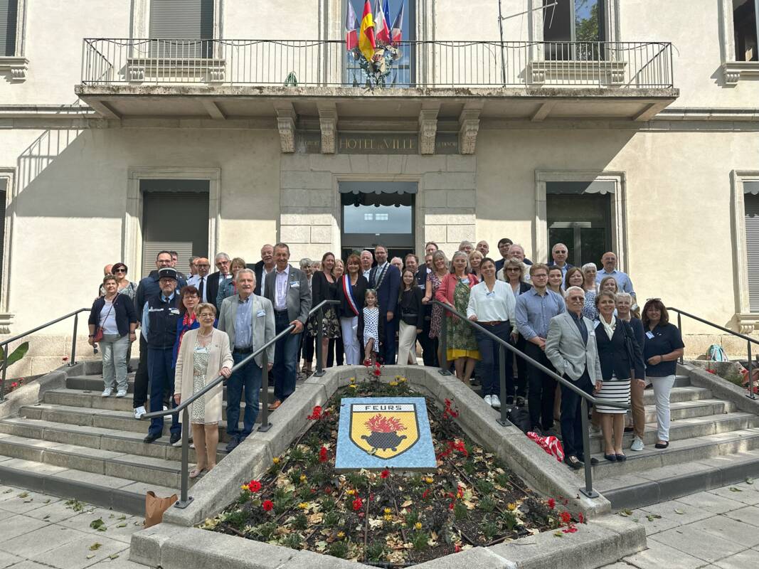 Gruppenbild vor Rathaus Feurs