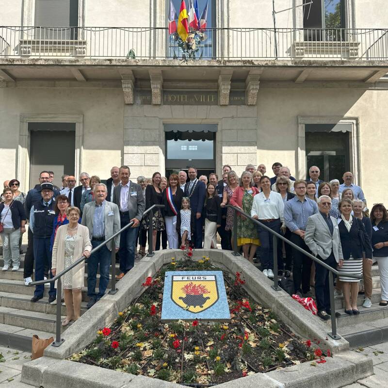 Gruppenbild vor Rathaus Feurs